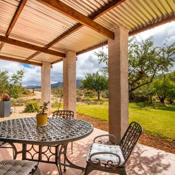 Tequila Sunrise Cottage at Karoofontein Guest Farm, hotel v destinaci Geelwal