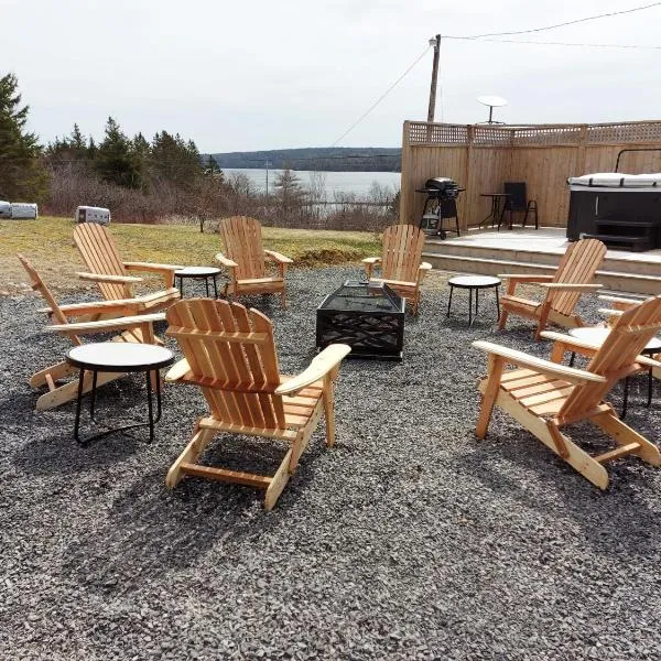 Cozy Harbour House, hotel in Isaacs Harbour