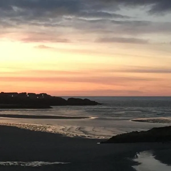 Apartamento con hermosas vistas a la playa del Altar, hotel in Sieiro
