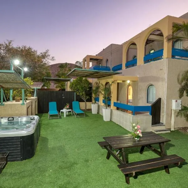 Club In Eilat Resort - Executive Deluxe Villa With Jacuzzi, Terrace & Parking, hotel in Eilat