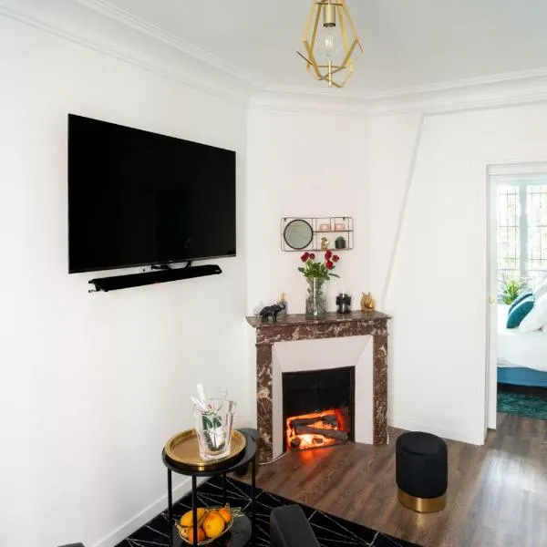 Suite L'éclipse Paris, logement avec jacuzzi, à 10 minutes des Champs Elysées, hotel in Levallois-Perret