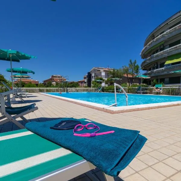 Appartamento in residence con piscina a Silvi Marina: Silvi Paese'de bir otel