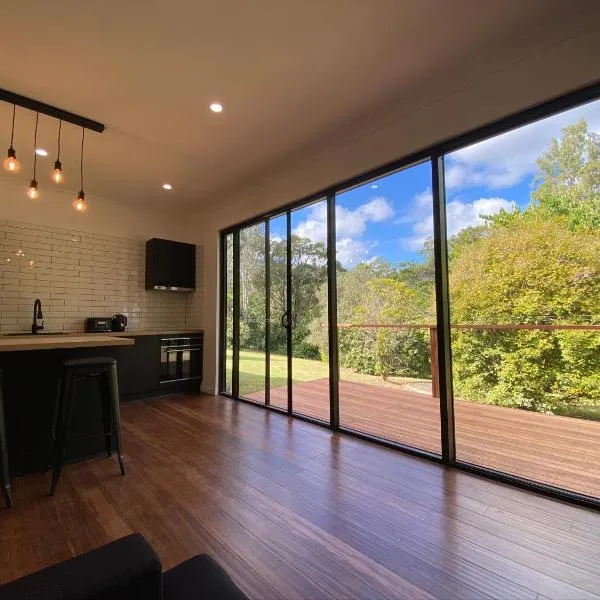 Kosmo’s Studio: City Style in a Retreat Setting!, hotel v destinaci Boyland