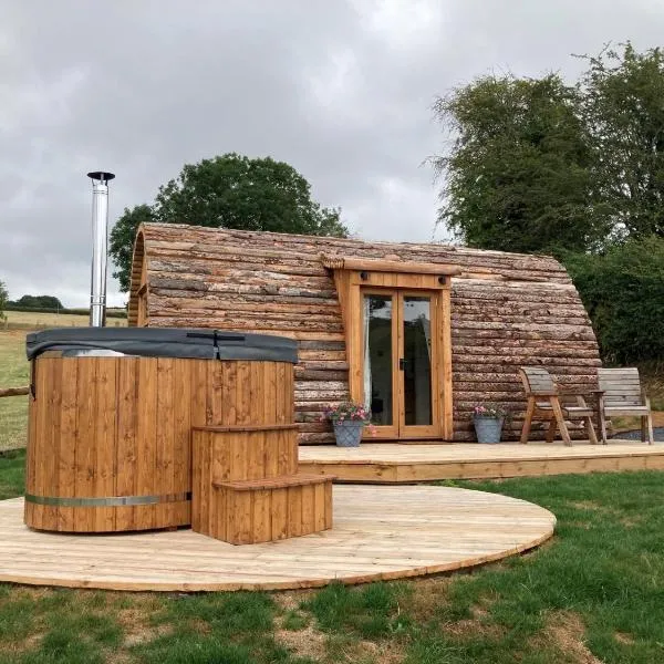 Delor - Bryntalch Glamping Pods, hotel in Montgomery