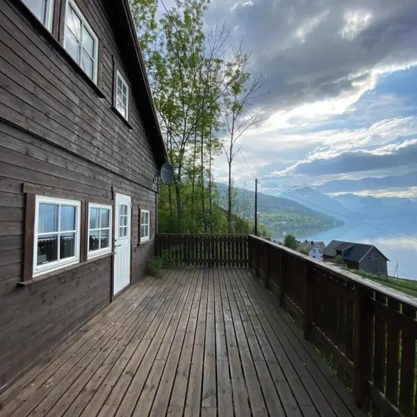 Stryn - Faleide -hytte med fjord og fjell utsikt, hotell i Stryn