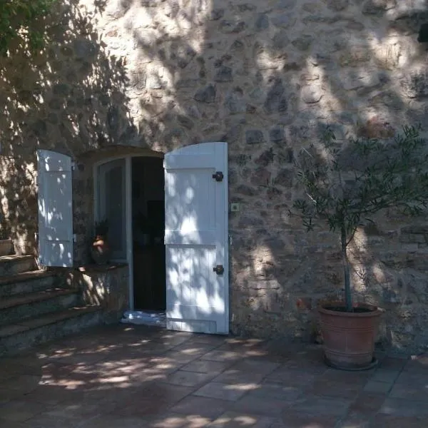 Le Clos sous le chemin – hotel w mieście Seillans