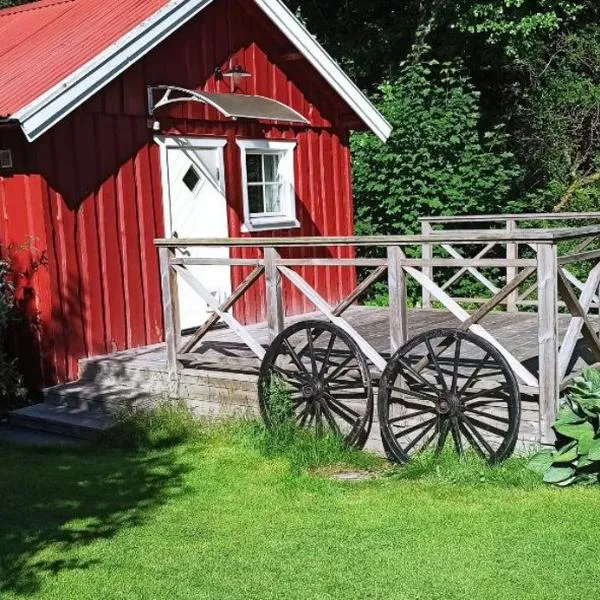 Lillstugan i idyllisk lugn miljö nära Hällungen, Stenungsund, hotel en Stenungsund