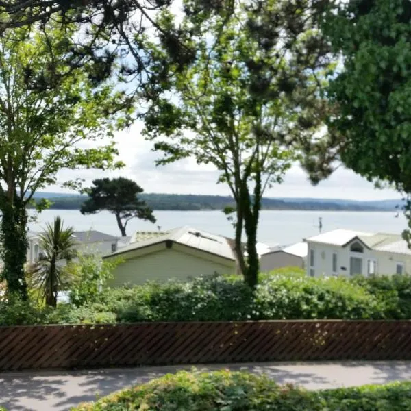 Pine Ridge 59 Rockley Park Poole with sea view sleeps six, hotel v destinaci Poole