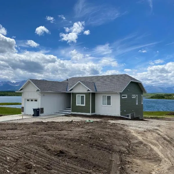 Thistle Ridge (Upper) New Waterton Lakes Area Waterfront Home, hotel v destinaci Mountain View