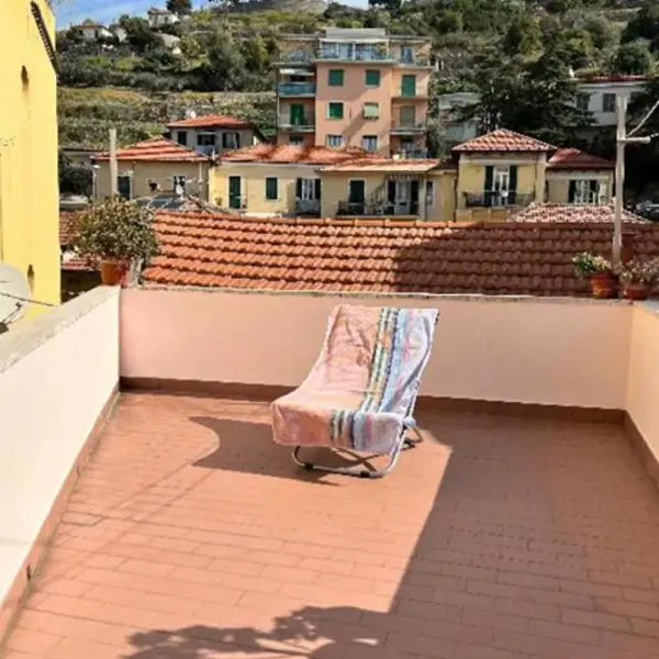 Cheerful Room, Sharing kitchen in a Cosy Family Art House, Ideal for one person or couple, hotel in Sanremo