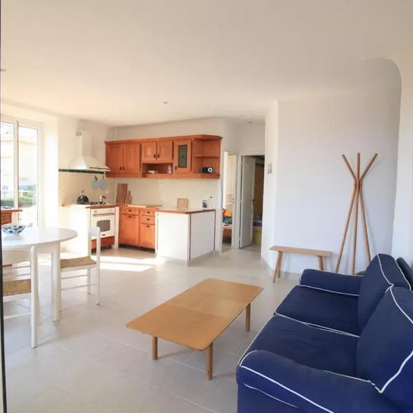 bel appartement lumineux joyeux spacieux, vue mer, готель у Мантоні