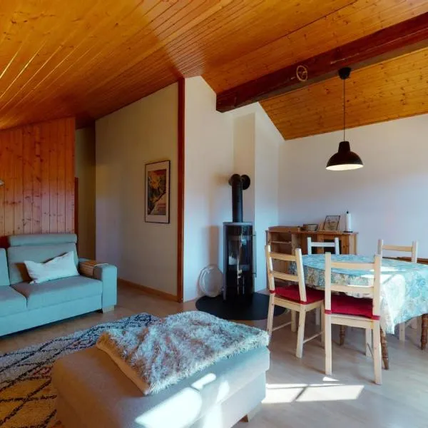 Beautiful apartment for 4 people with a splendid view of les Dents du Midi, hotel in Champoussin