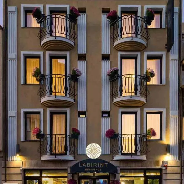 Labirint Boutique Hotel, готель у місті Căţelu