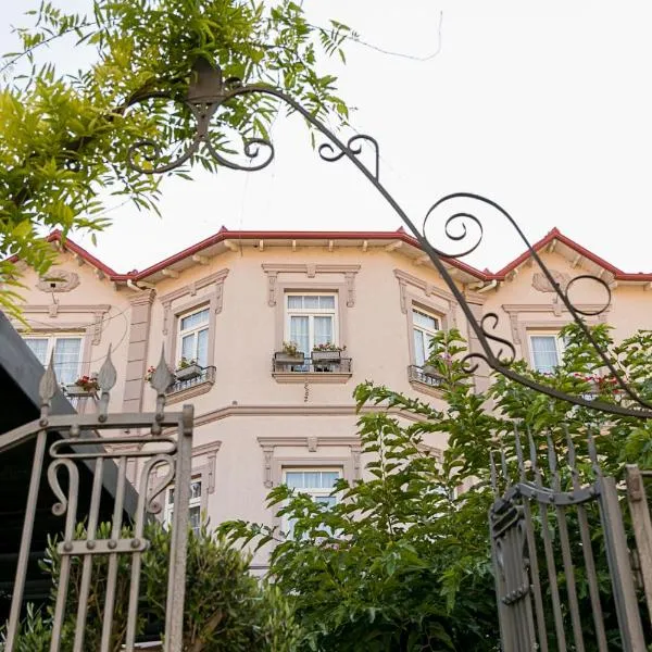 Barba Boutique Hotel, hotel di Korçë