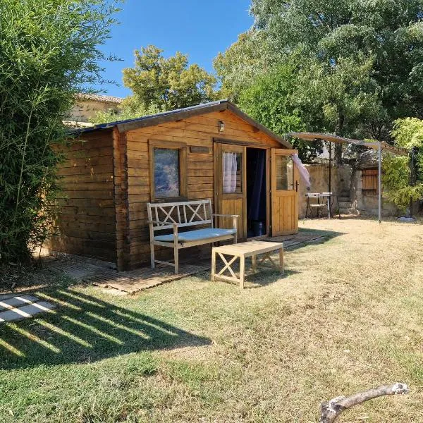 Locations insolites "vie en plein air" cabane et tipi Bastide Bellugue maison d'hôtes reseau Bienvenue à la ferme à 3 mn de lourmarin, hôtel à Cadenet