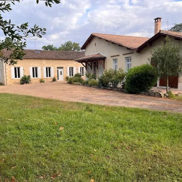 ancien chai rénové dans un parc clos de 3 hectares, ξενοδοχείο σε Lamothe-Montravel