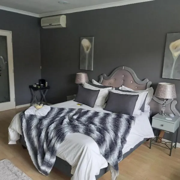 Serene Double Room with private bathroom, hotell i Summerstrand