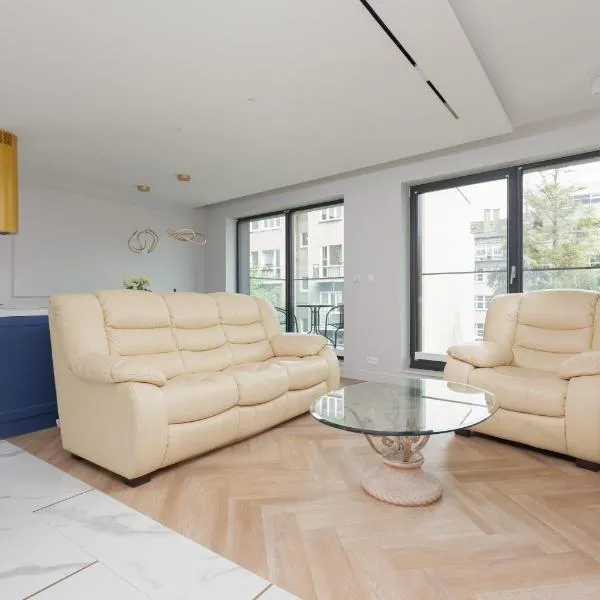 Moderna Central Luxury Apartment with Parking in Gdynia by Noclegi Renters, khách sạn ở Gdynia