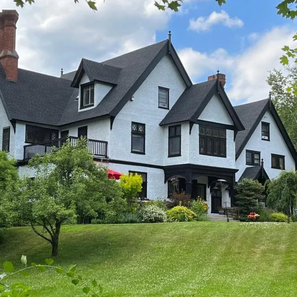 Manor House Inn, hotel in Colebrook