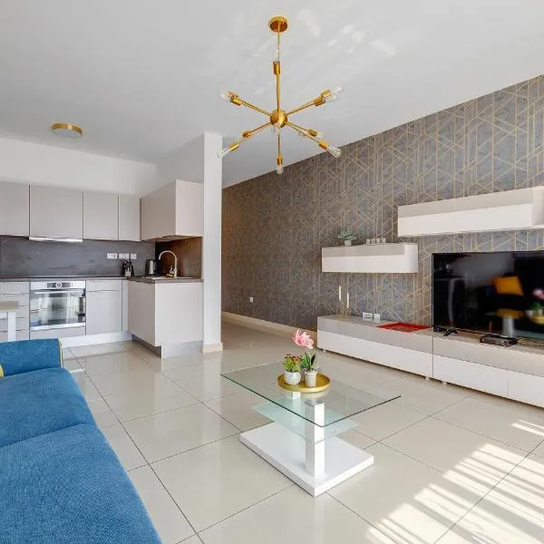 Luxury Apartment with Balcony, Central Area, hotel en Gżira