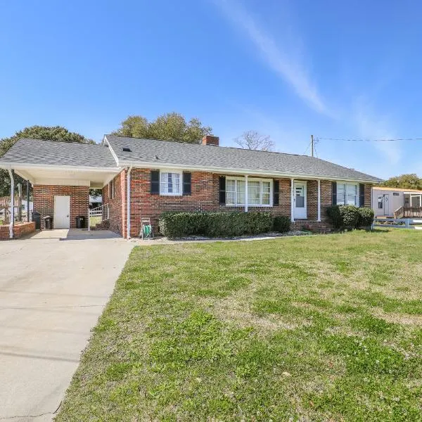 Spacious Home with Waterfront View-Welcome Pets, hotel in North Topsail Beach