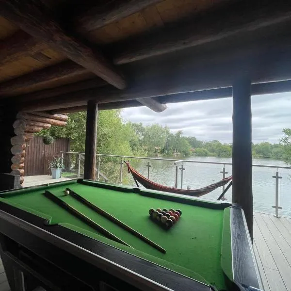 Woodpecker Log Cabin with hot tub, pizza oven bbq entertainment area, lakeside with private fishing peg situated at Tattershall Lakes, hotel in Tattershall