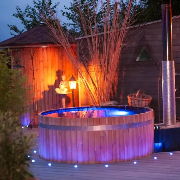 Cottage with Hot Tube & private Sauna with panoramic view, hotel di Fresney-le-Vieux