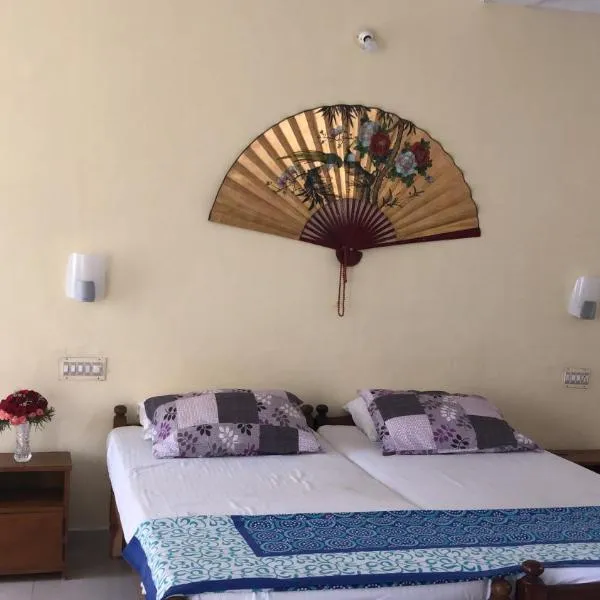 Sandy beach hotel, מלון בTiruvallam