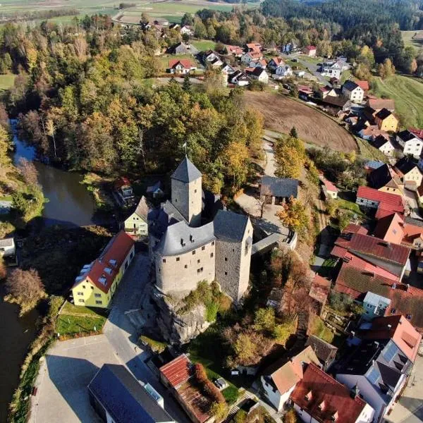 Ferienwohnung und Sommerhaus unter der Burg, hotel in Falkenberg