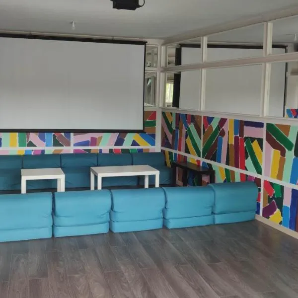 logement chambre seul en supplément ou dortoir mixte, hotel in Roquemaure