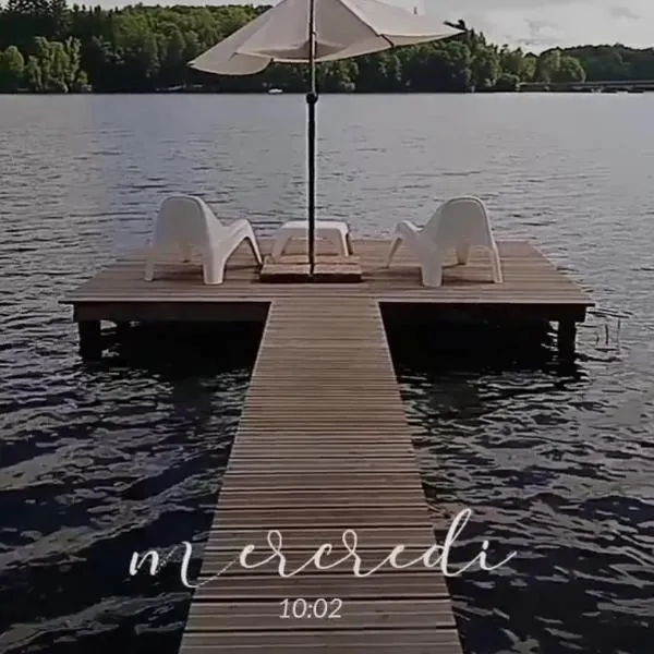 Ma Cabane Au Bord Du Lac, hotel v destinaci Neuvic