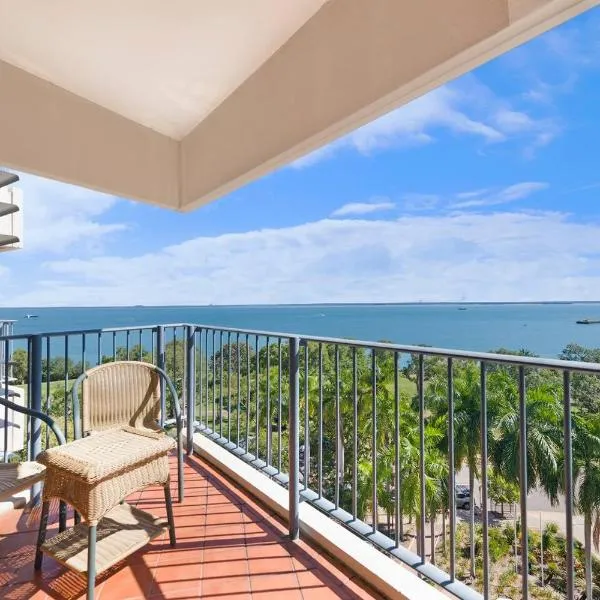 Sundrenched and Scenic with Sprawling Water Views, hotel in Darwin