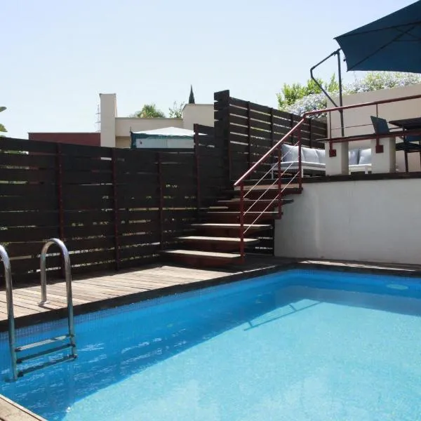 Private pool luxurious villa with mountain views, hotel v destinaci Estepona