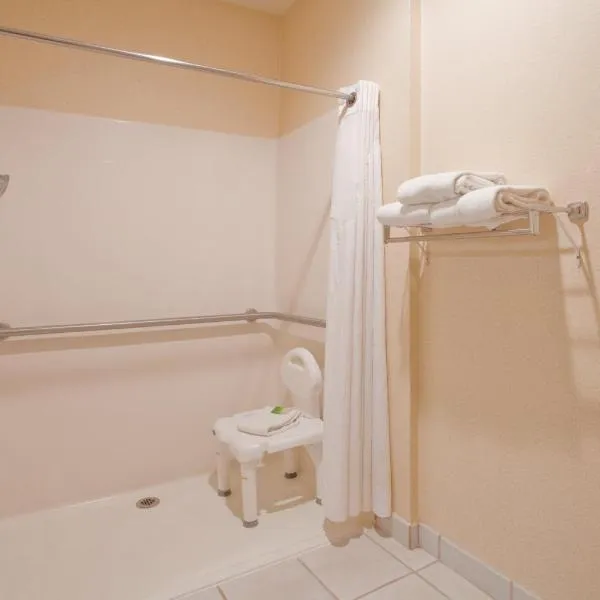 ホリデイ イン エクスプレス ホテル ＆ スイーツ ベアトリス（Holiday Inn Express Hotel & Suites Beatrice by IHG）、Beatriceのホテル