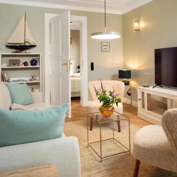 Kapitaenshaus in Wasserlage! Traumapartments Warnemuende, hotel en Warnemünde