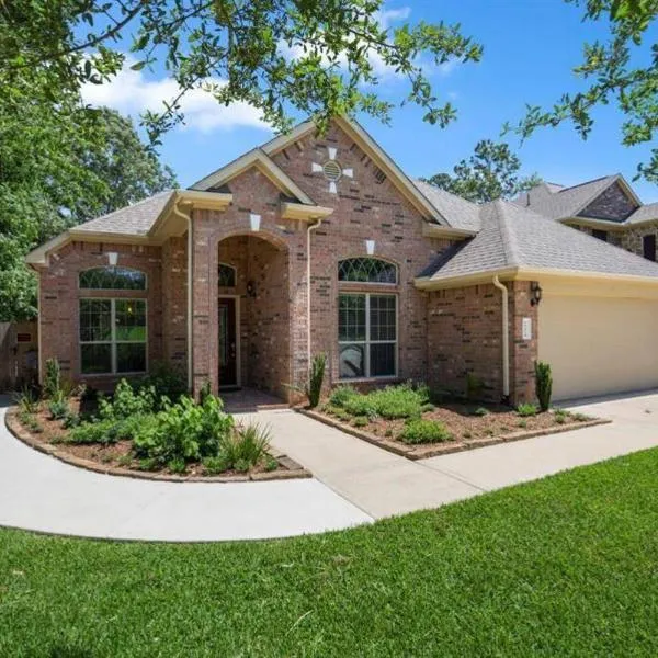Spacious Conroe Home around 4 miles to the Lake, hotel in Montgomery