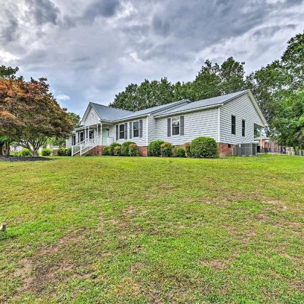 1 Mi to Cape Fear River Pet-Friendly Retreat, hotel in Lillington