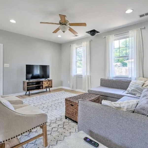 Idyllic Pasadena Retreat with Garden and Hot Tub!, hotel v destinaci Glen Burnie