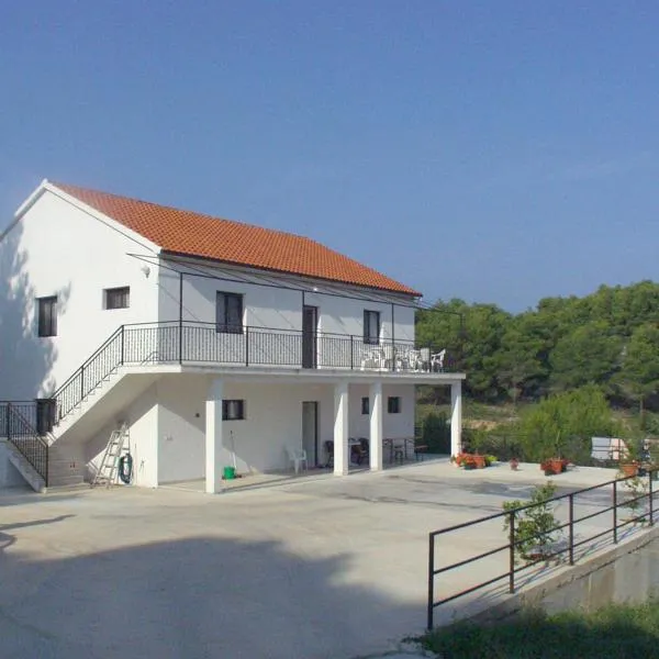 Apartments with parking space Sutivan, Brac - 747, hôtel à Sutivan