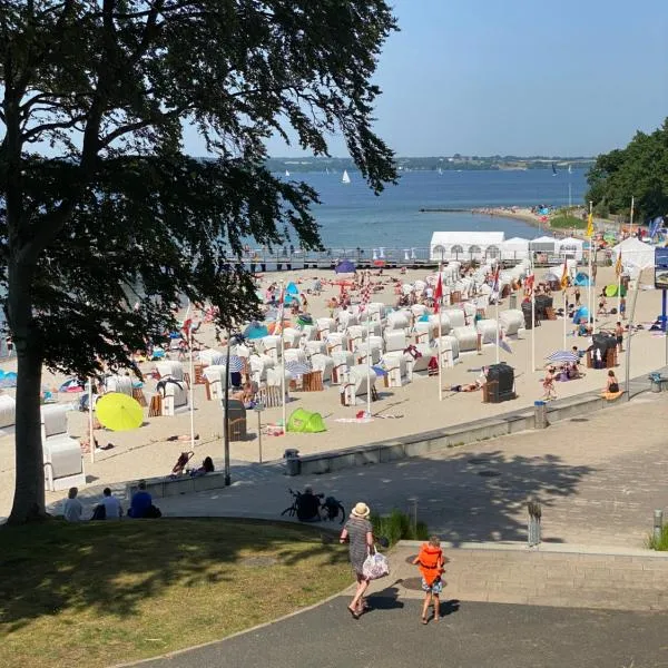 Strandblick mit Strandkorb & Fahrrädern, Hotel in Langballigau