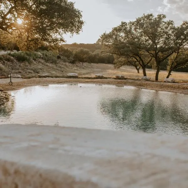 Nest - Texas Tiny House with a Big View, hotell sihtkohas Spring Branch