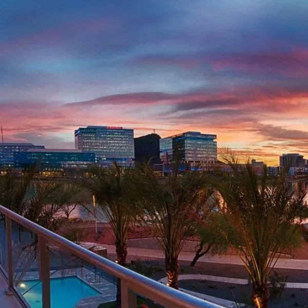 Modern Town Lake waterfront CozySuites in paradise, hotel in Tempe
