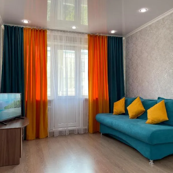 Квартира целиком с двуспальной кроватью и белым постельным, hotel en Petropavlovsk