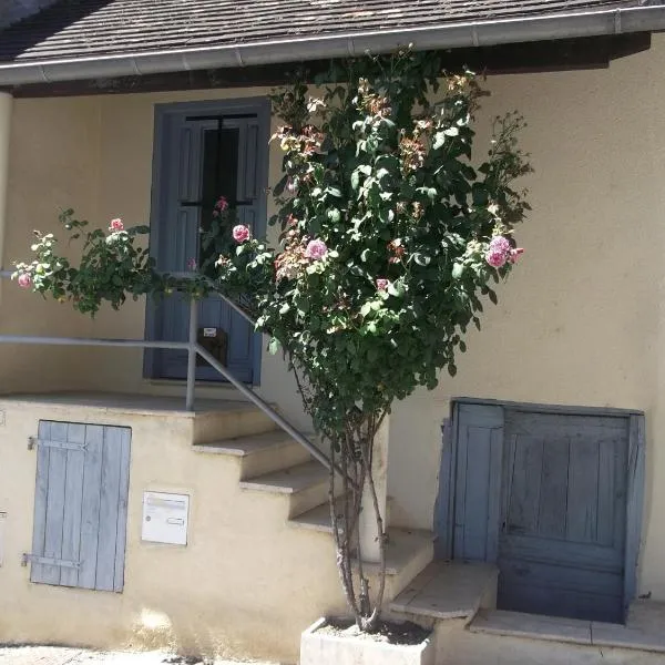 Chaleureuse petite maison avec jardin, hotel in Teyssieu