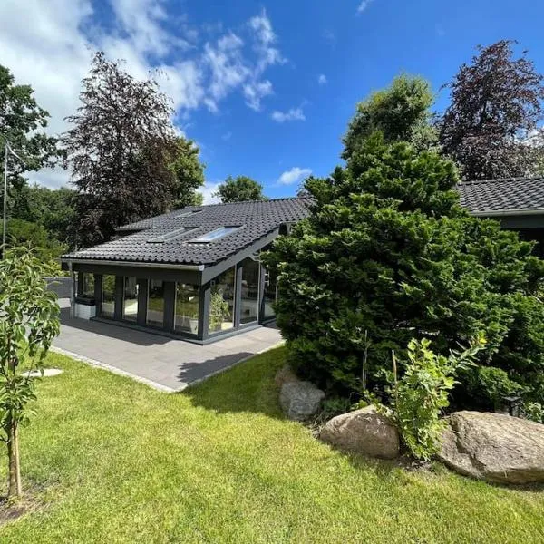 Gemütliches Haus zwischen Förde und Golfplatz, hotel in Heikendorf