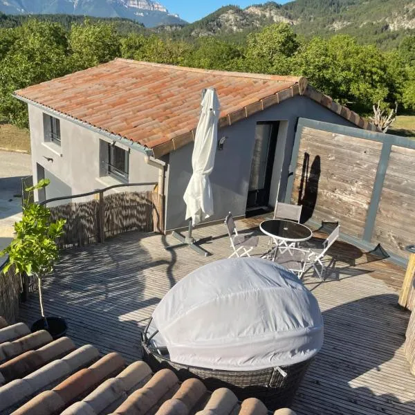 Sublime studio de caractère ,50 m2 climatisé ., hotel v destinaci Montlaur-en-Diois