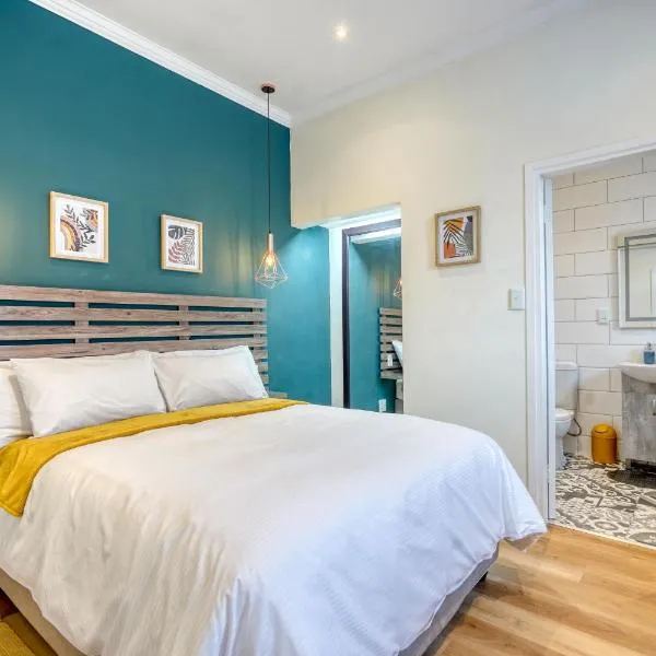 Hampton Collection - Stylish 3 Sleeper Apartment with Pool, hotel in Durban