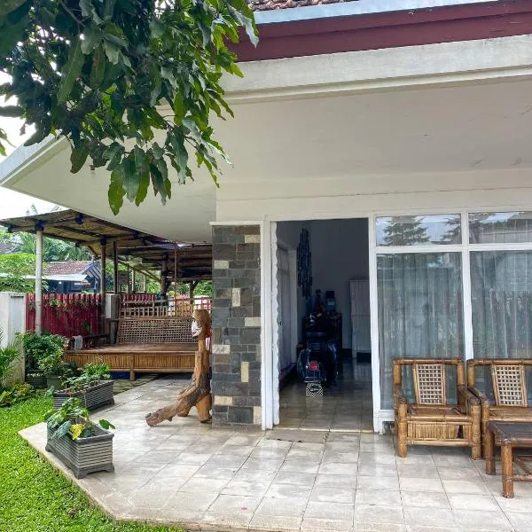 Hostel Wees een Kind, hotel in Petungsewu