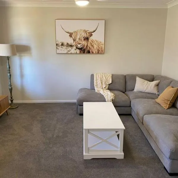 Family Favourite, Spacious 2 Bedroom Unit, hotel din Young