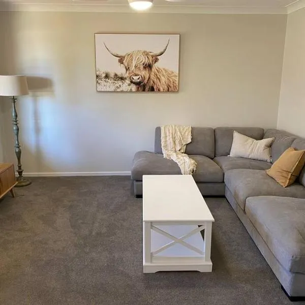 Family Favourite, Spacious 2 Bedroom Unit, hotel en Young